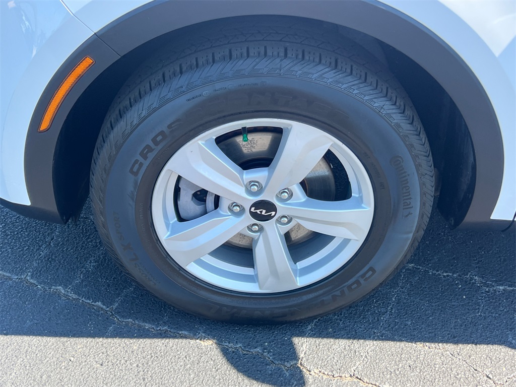 2022 Kia Sorento LX photo 11