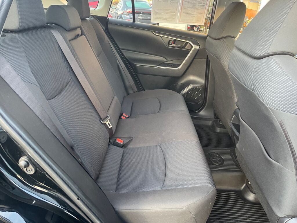 2019 Toyota RAV4 LE photo 17