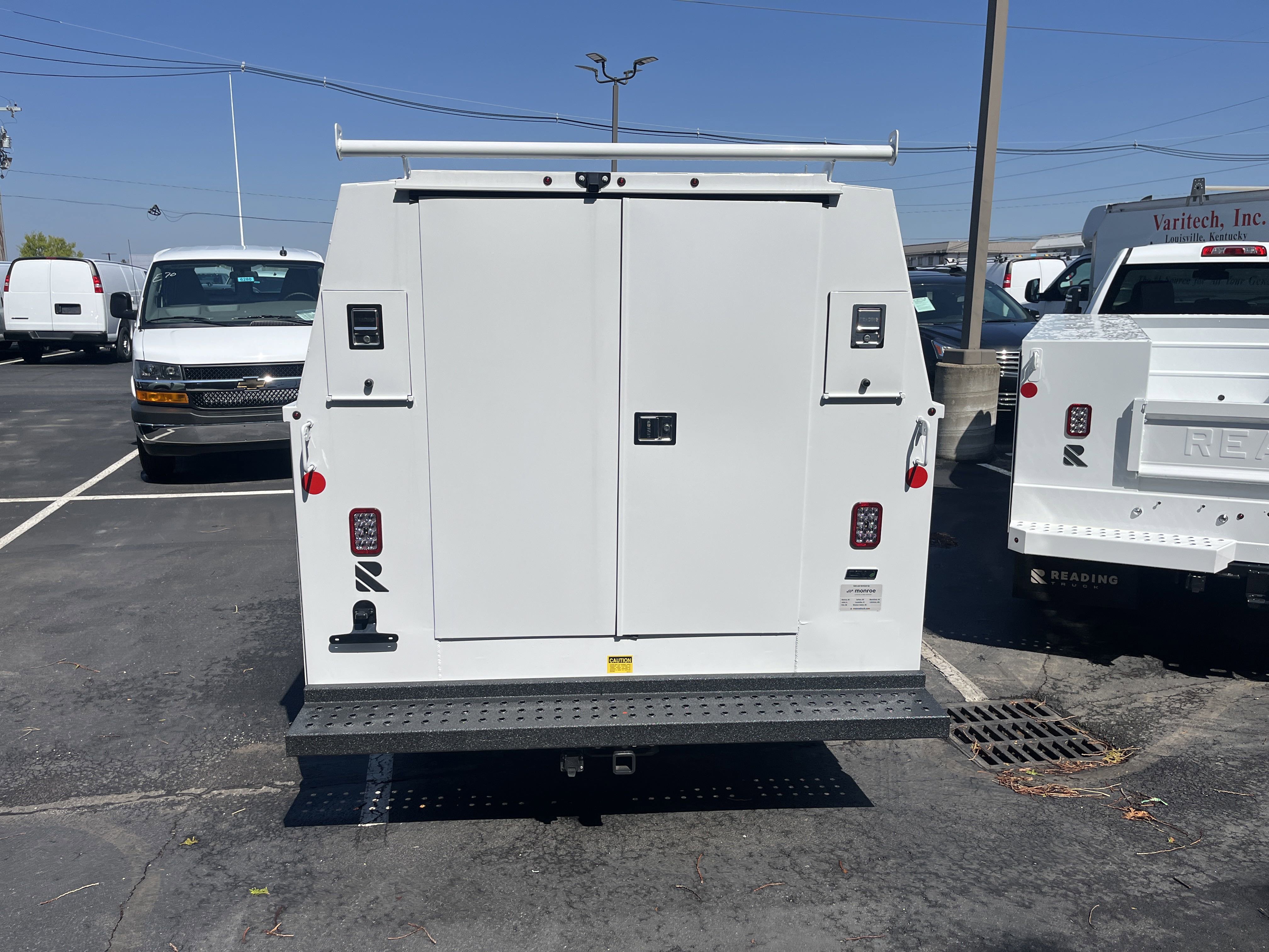 2024 Chevrolet Express Cutaway 3500 photo 3