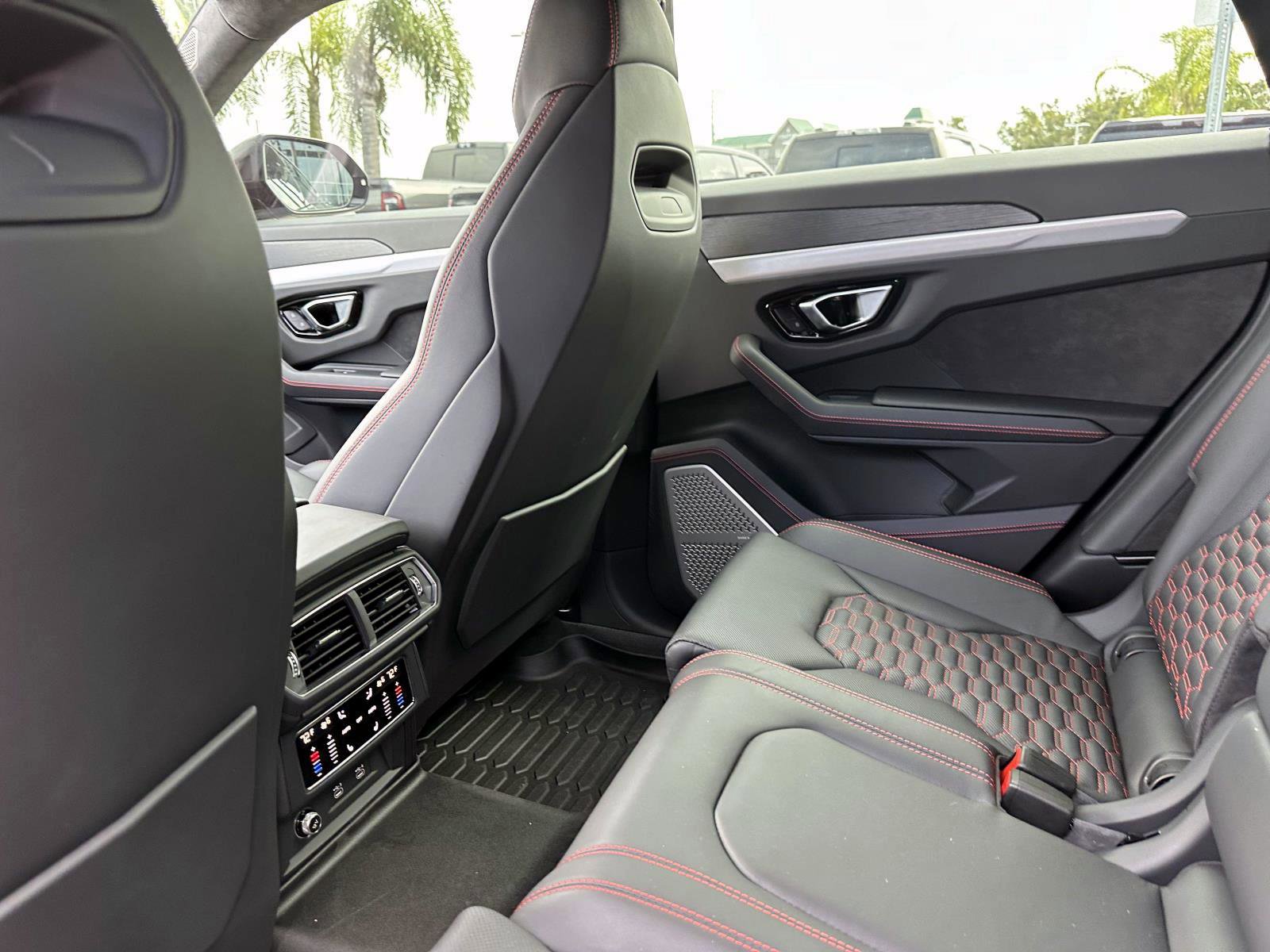 2022 Lamborghini Urus Base photo 14