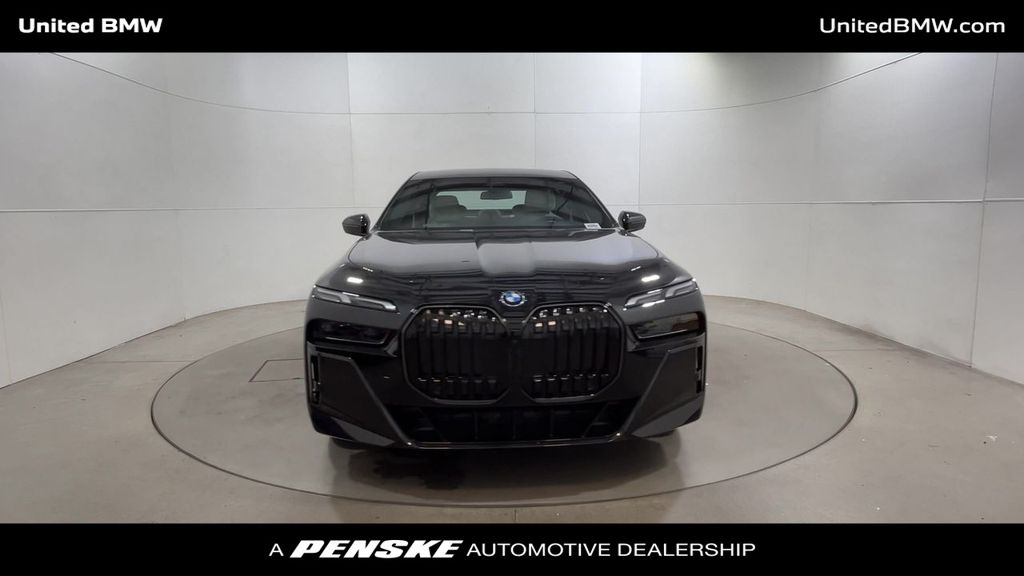 2026 Bmw 750e photo 3