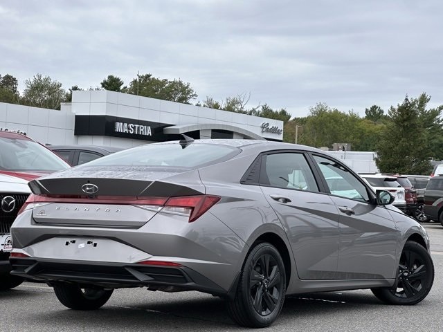 2023 Hyundai Elantra SEL photo 3