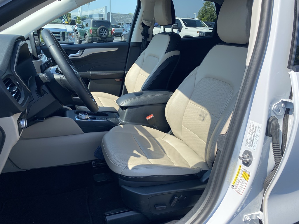 2022 Ford Escape SEL photo 2