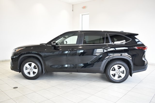 2024 Toyota Highlander LE photo 5