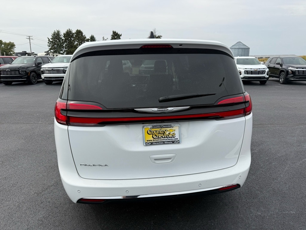 2024 Chrysler Pacifica Touring L photo 3