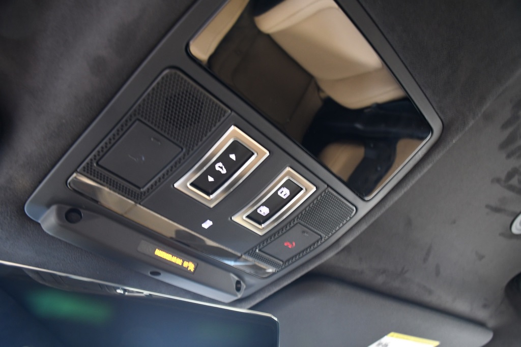 2025 Land Rover Defender 130 V8 photo 30