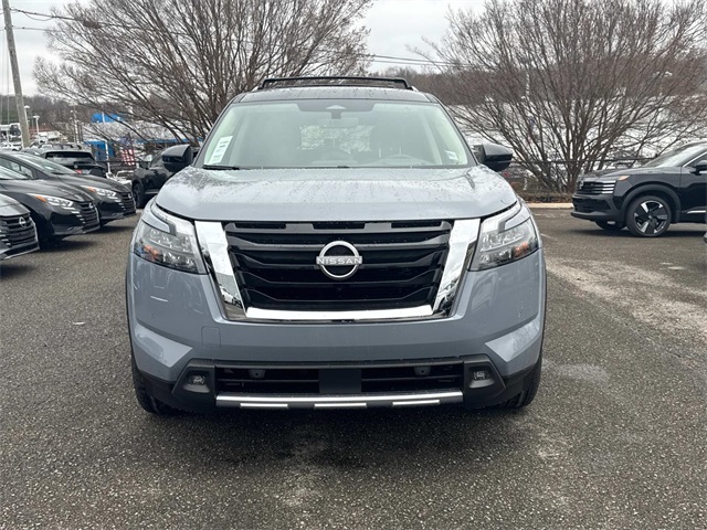 2025 Nissan Pathfinder Platinum photo 2