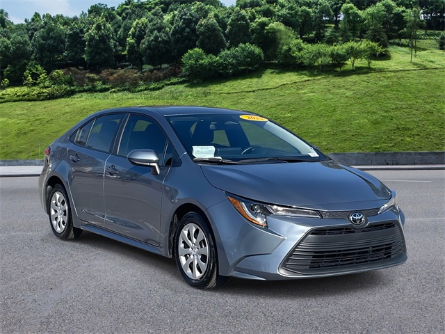 2025 Toyota Corolla LE's photo