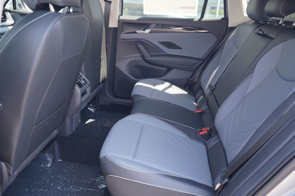 2025 Volkswagen Tiguan SE photo 4