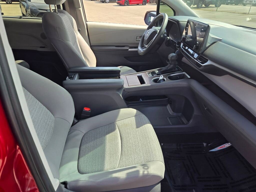 2021 Toyota Sienna LE photo 2