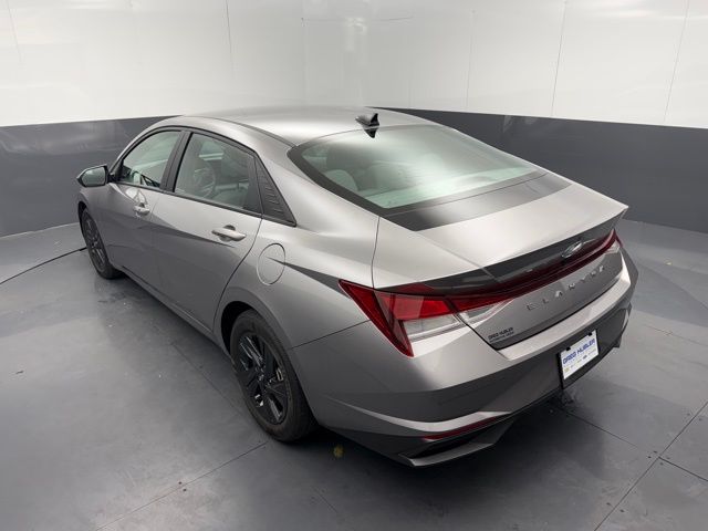 2023 Hyundai Elantra SEL photo 2