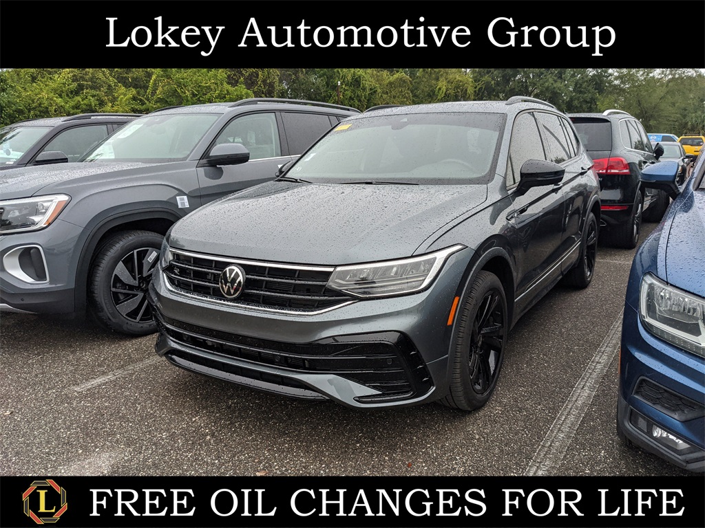 2024 Volkswagen Tiguan SE R-LINE BLACK's photo