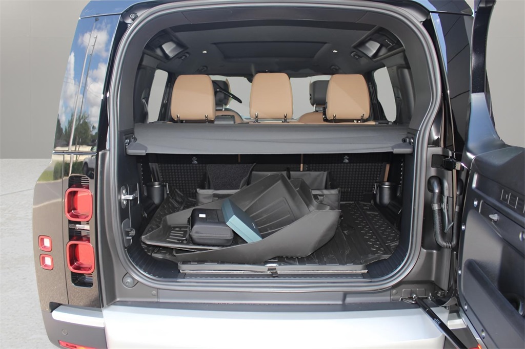 2025 Land Rover Defender 110 S photo 15