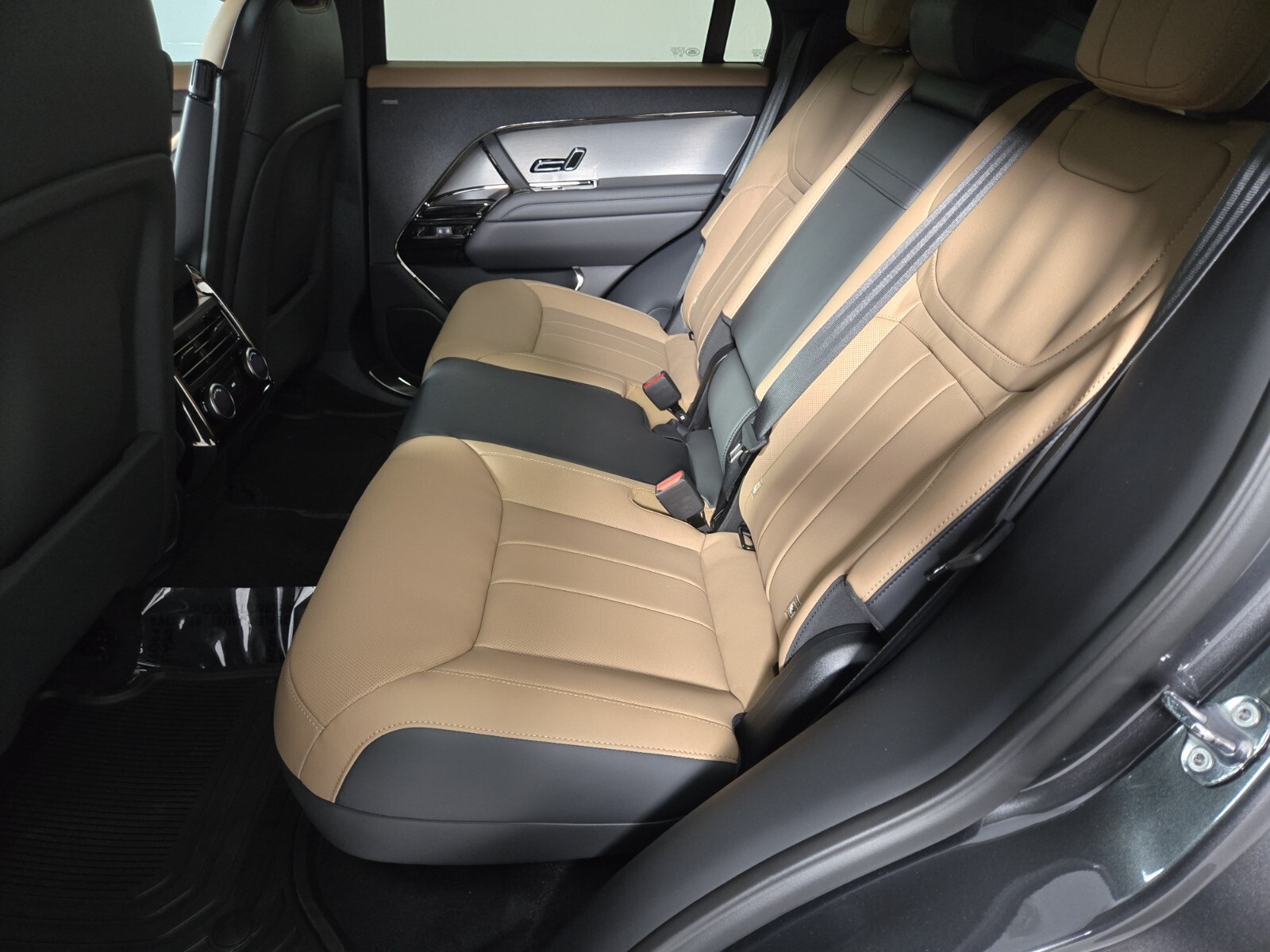 2025 Land Rover Range Rover Sport SE photo 4