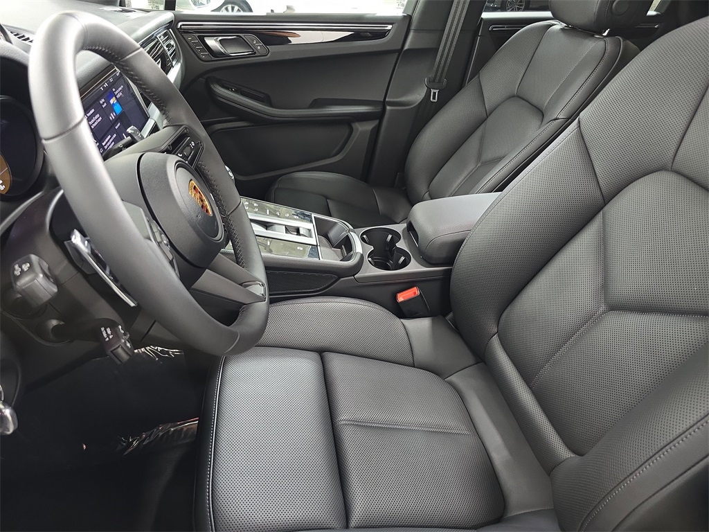 2026 Porsche Macan T photo 4