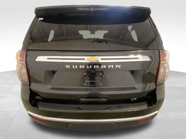 2023 Chevrolet Suburban LT photo 4