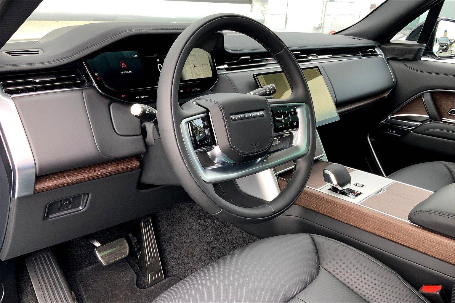 2025 Land Rover Range Rover SE photo 3