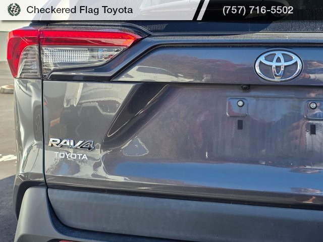 2020 Toyota RAV4 XLE photo 4