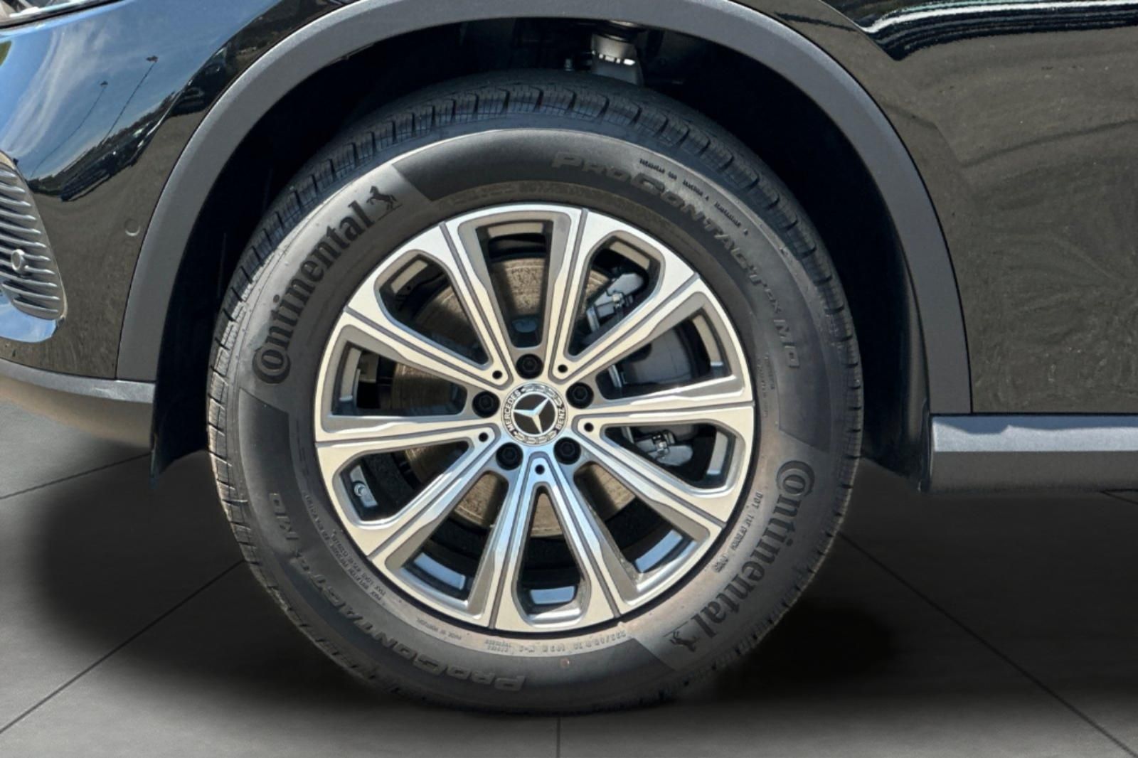 2025 Mercedes Benz GLC 300 photo 3