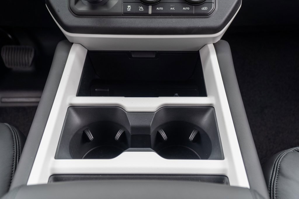 2025 Land Rover Defender 130 X-Dynamic SE photo 12