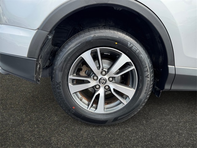 2017 Toyota RAV4 XLE photo 14