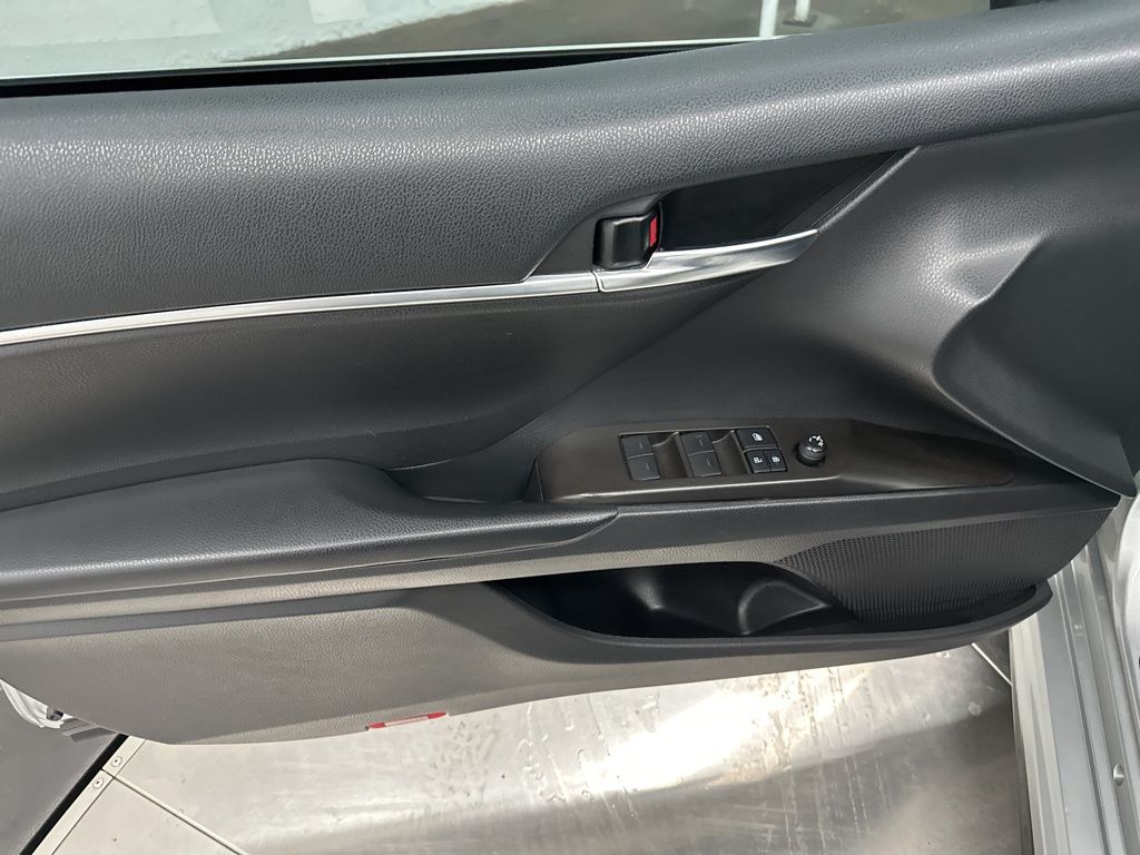 2021 Toyota Camry SE photo 11