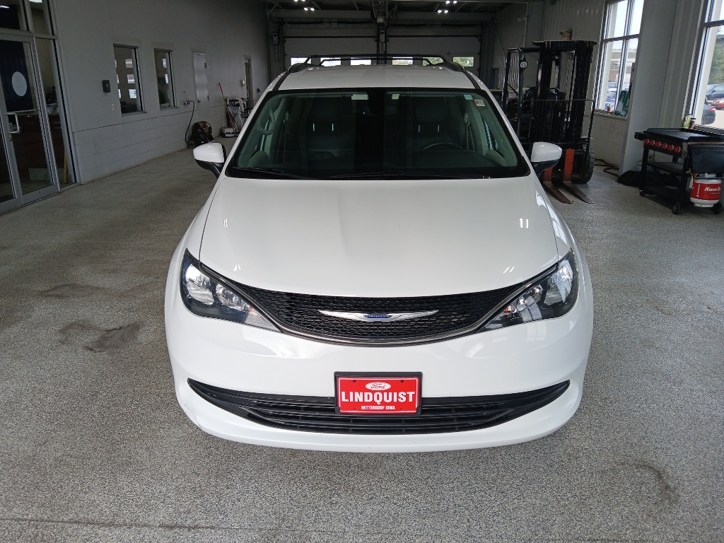 2020 Chrysler Voyager LXi photo 3