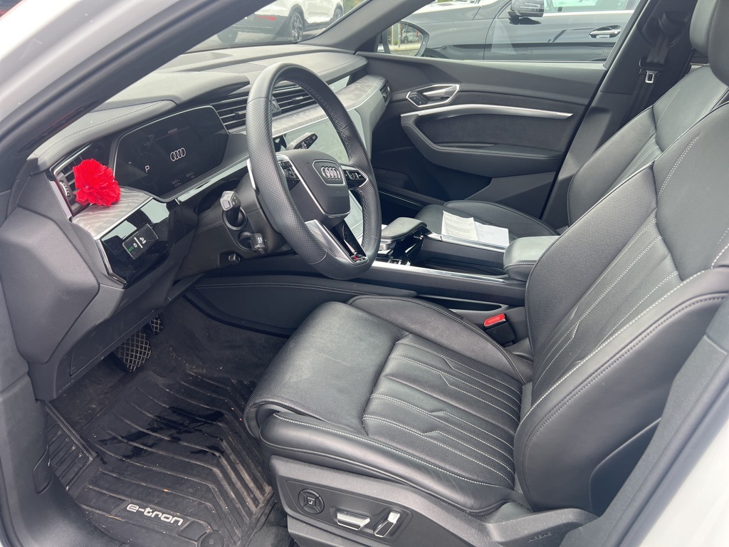 2022 Audi e-tron Premium Plus photo 2
