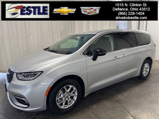 2024 Chrysler Pacifica Touring L's photo