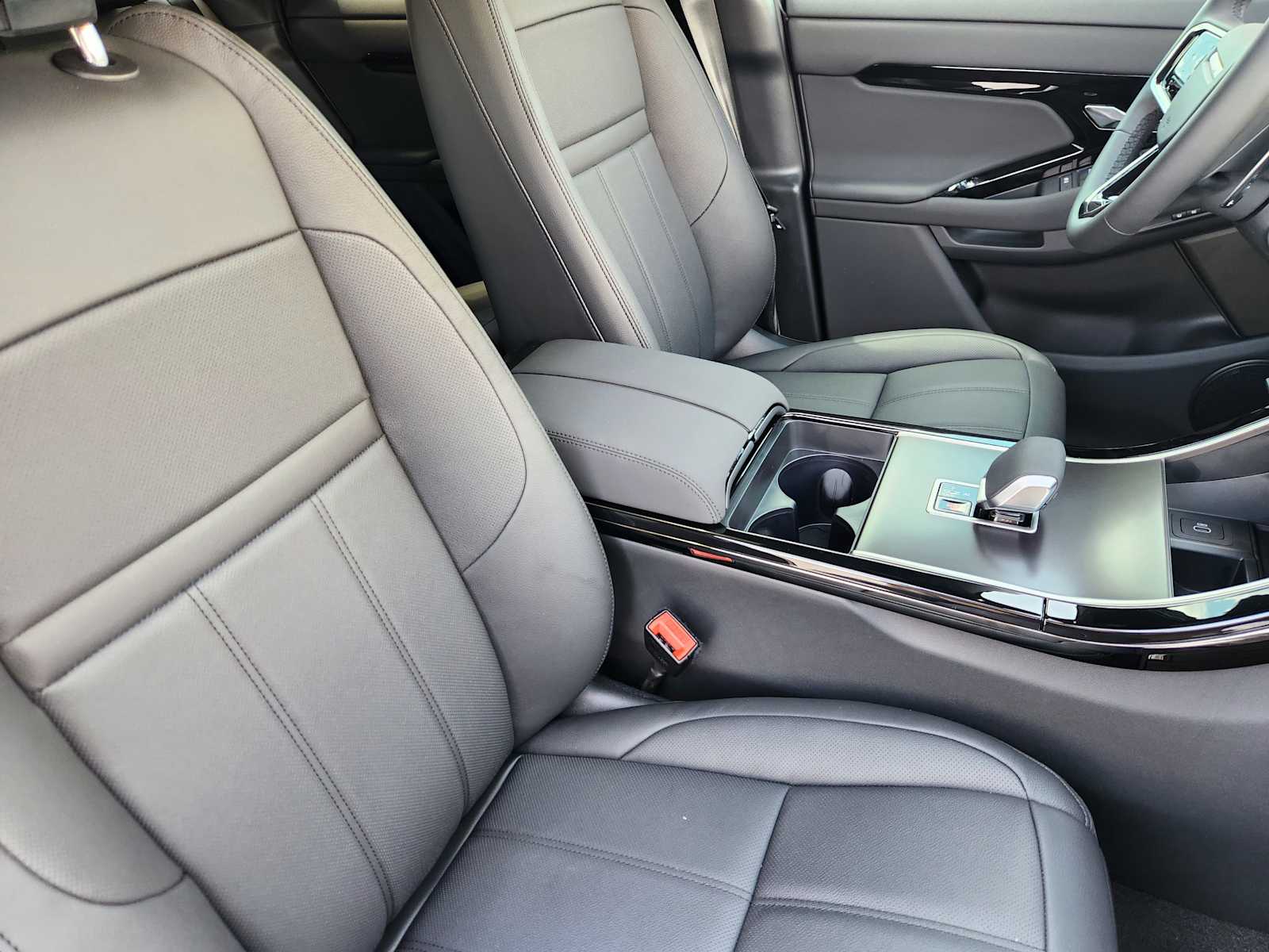 2026 Land Rover Range Rover Evoque Dynamic SE photo 11