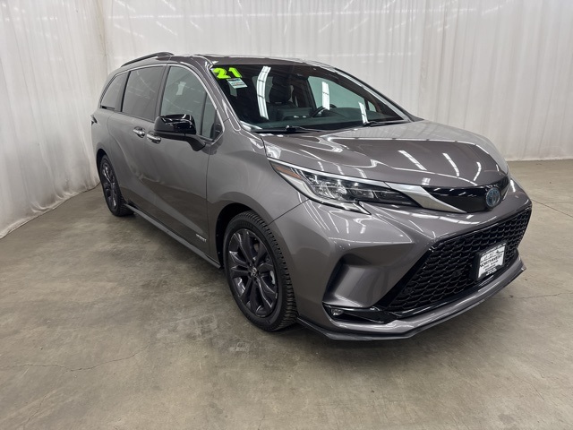 2021 Toyota Sienna XSE's photo