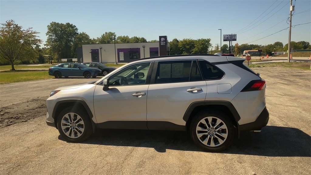 2022 Toyota RAV4 XLE Premium photo 5