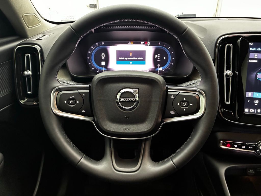 2023 Volvo XC40 Plus photo 11