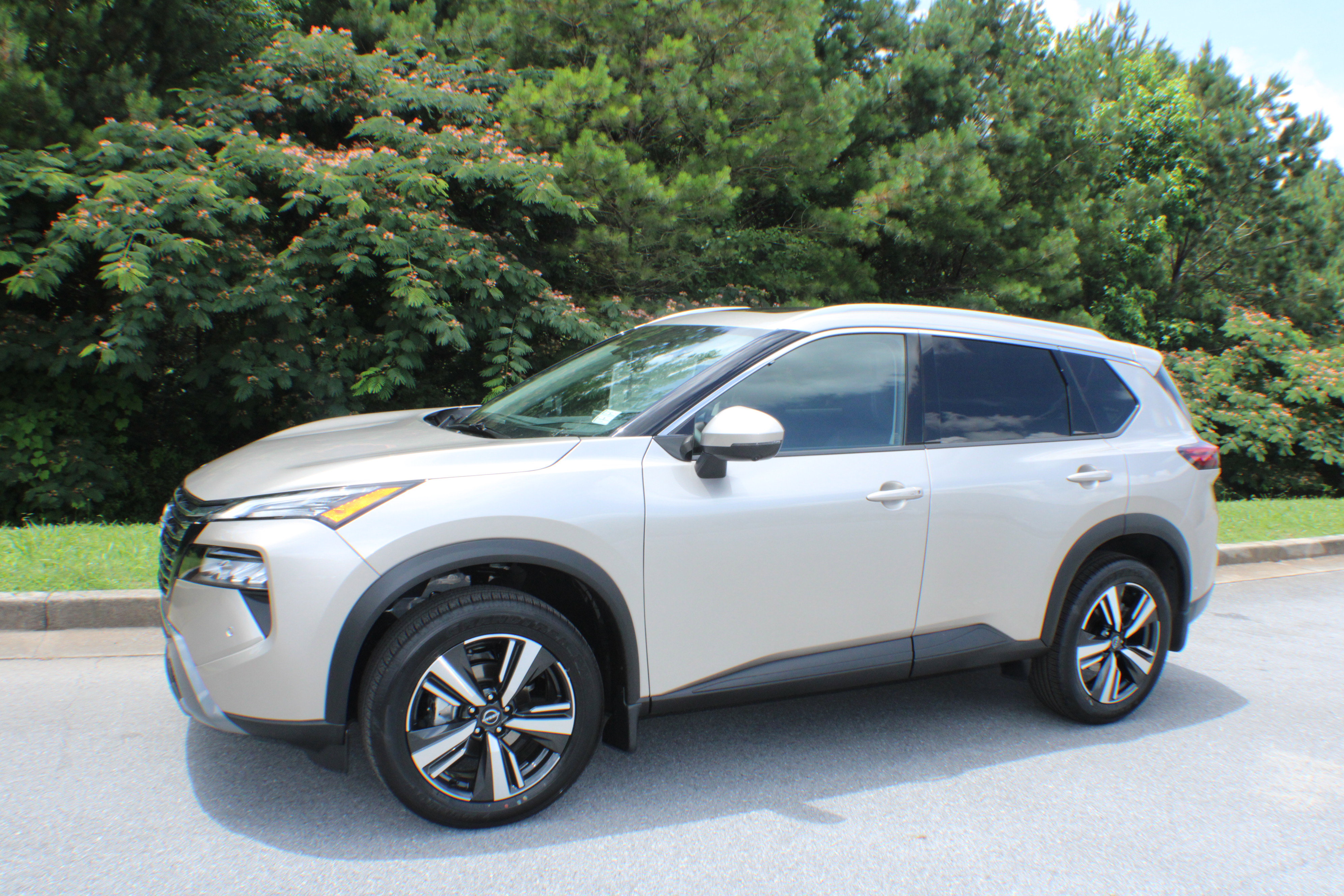 2025 Nissan Rogue SL photo 4
