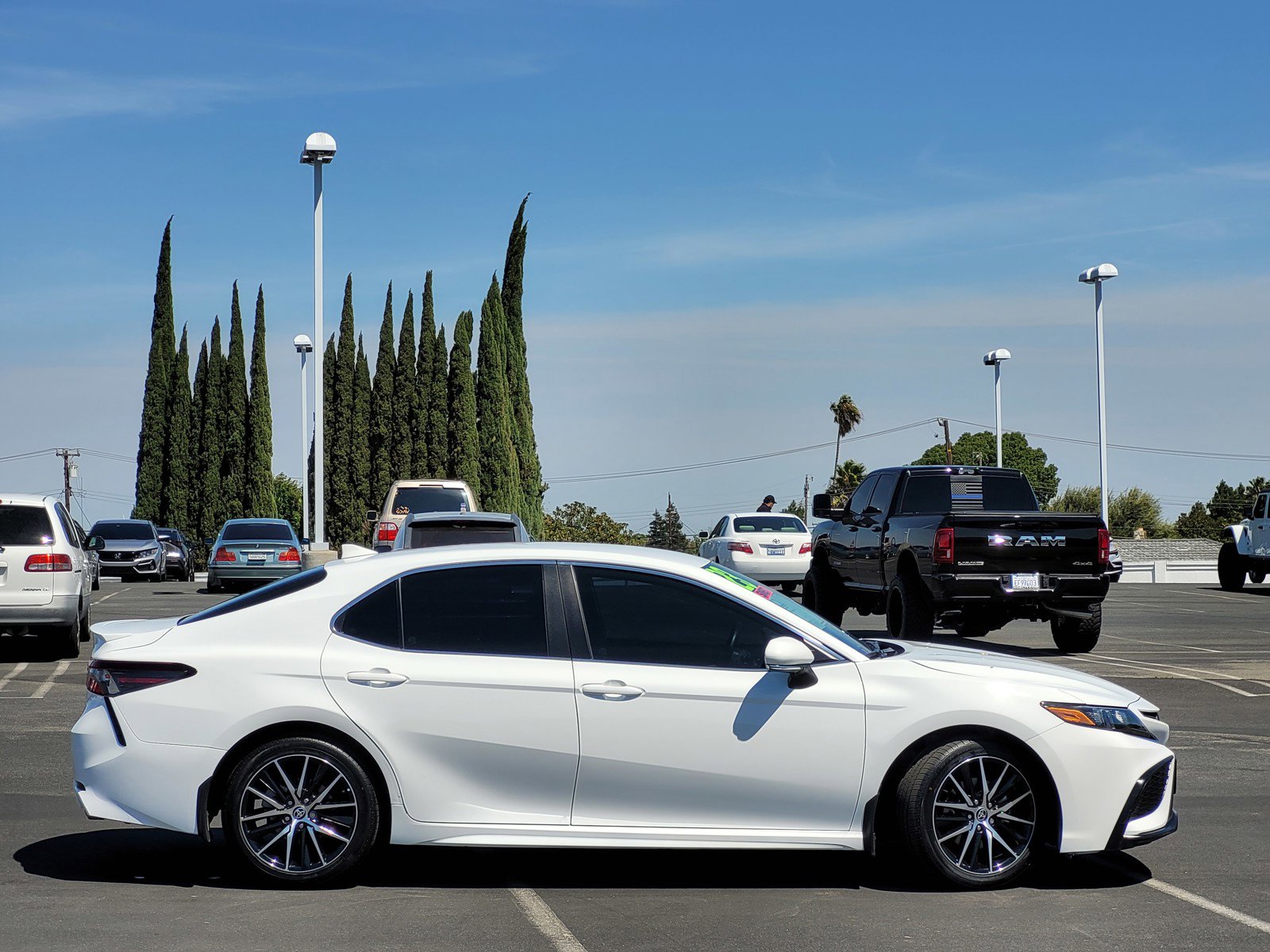 2023 Toyota Camry SE photo 2