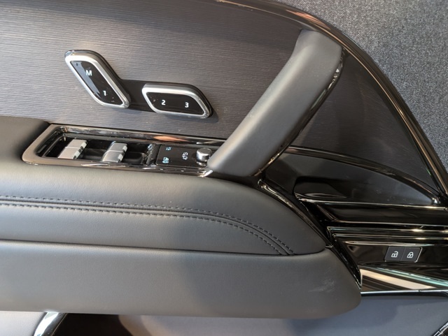 2025 Land Rover Range Rover Sport SE photo 9