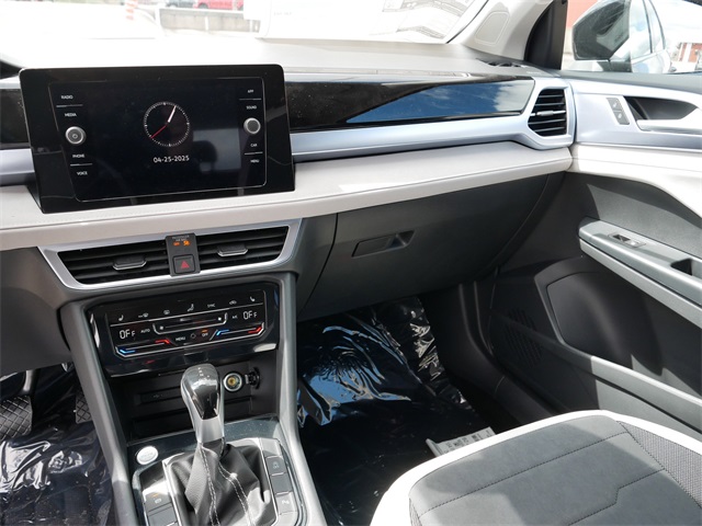 2025 Volkswagen Taos SE photo 8
