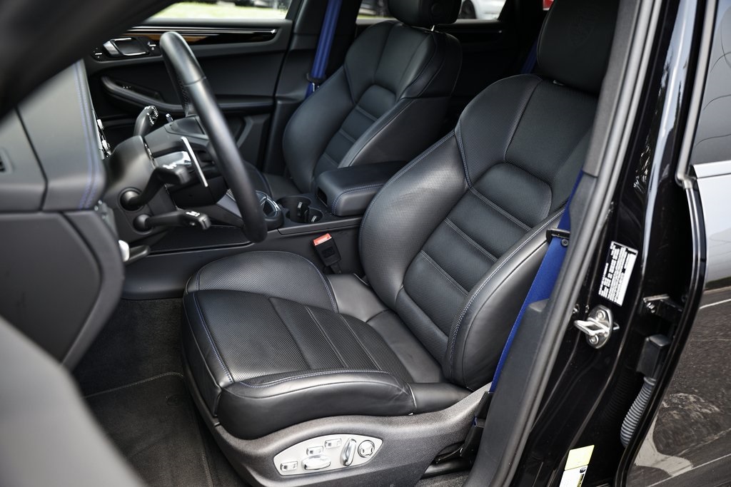 2025 Porsche Macan T photo 2
