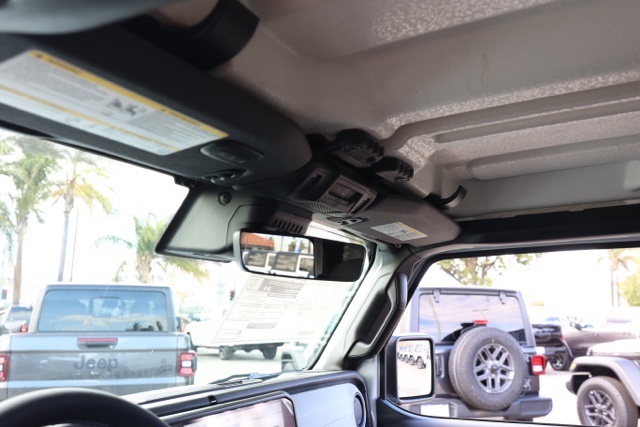 New 2025 Bright White Clear-Coat Exterior Paint Jeep Willys image 12