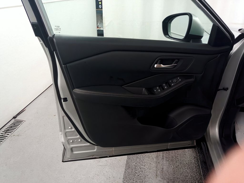 2024 Nissan Rogue SV photo 3