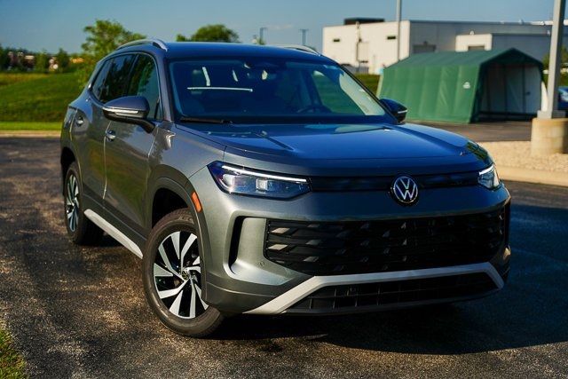 2025 Volkswagen Tiguan S photo 3