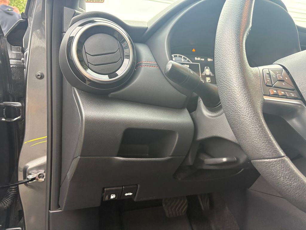 2023 Nissan Kicks SR photo 15
