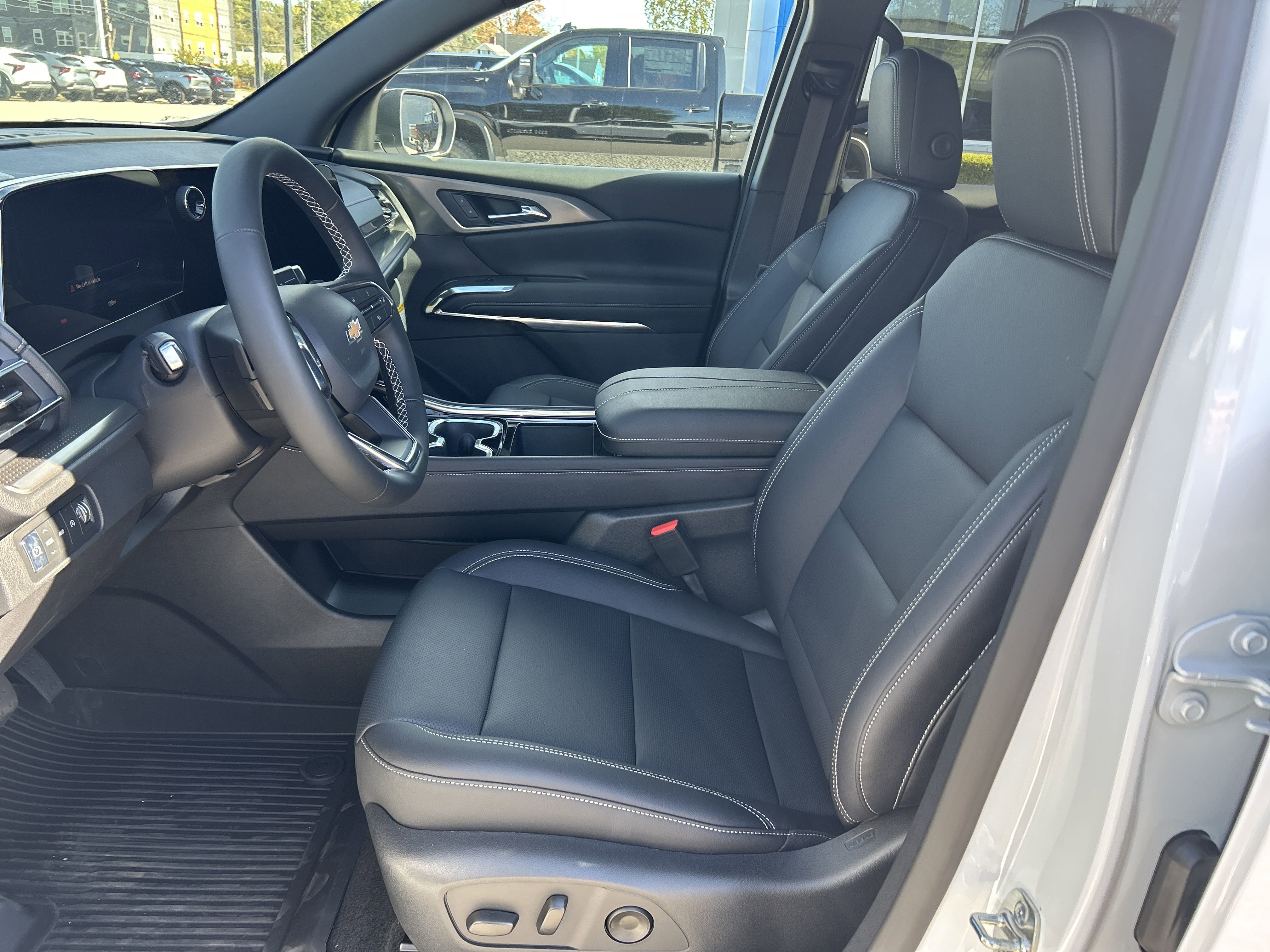 2026 Chevrolet Traverse photo 2