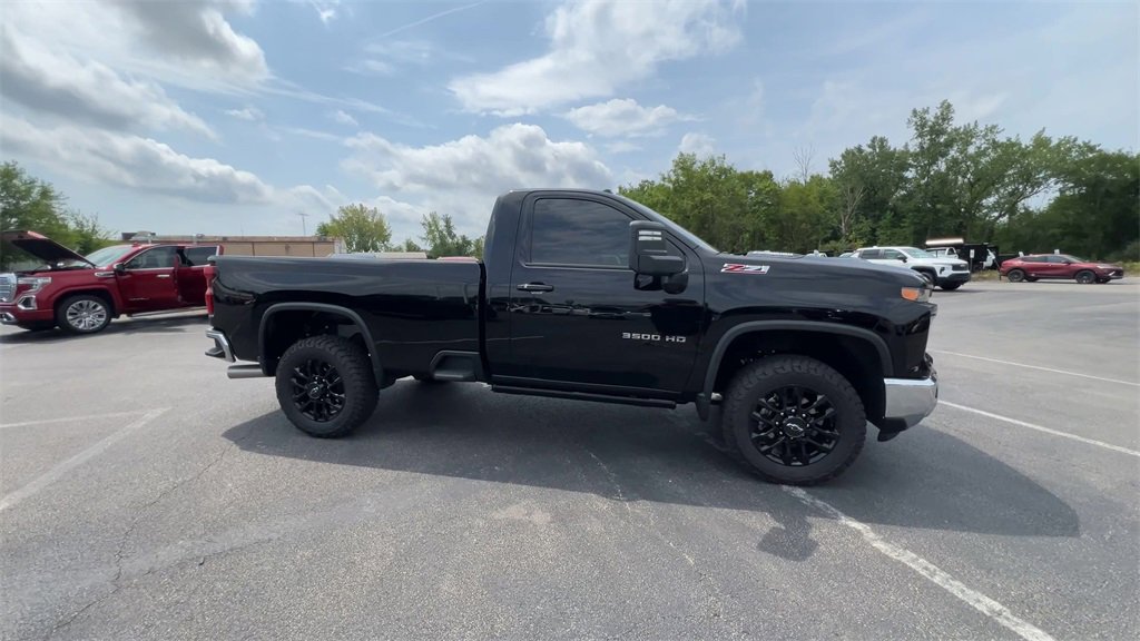 2025 Chevrolet Silverado 3500HD LT photo 9