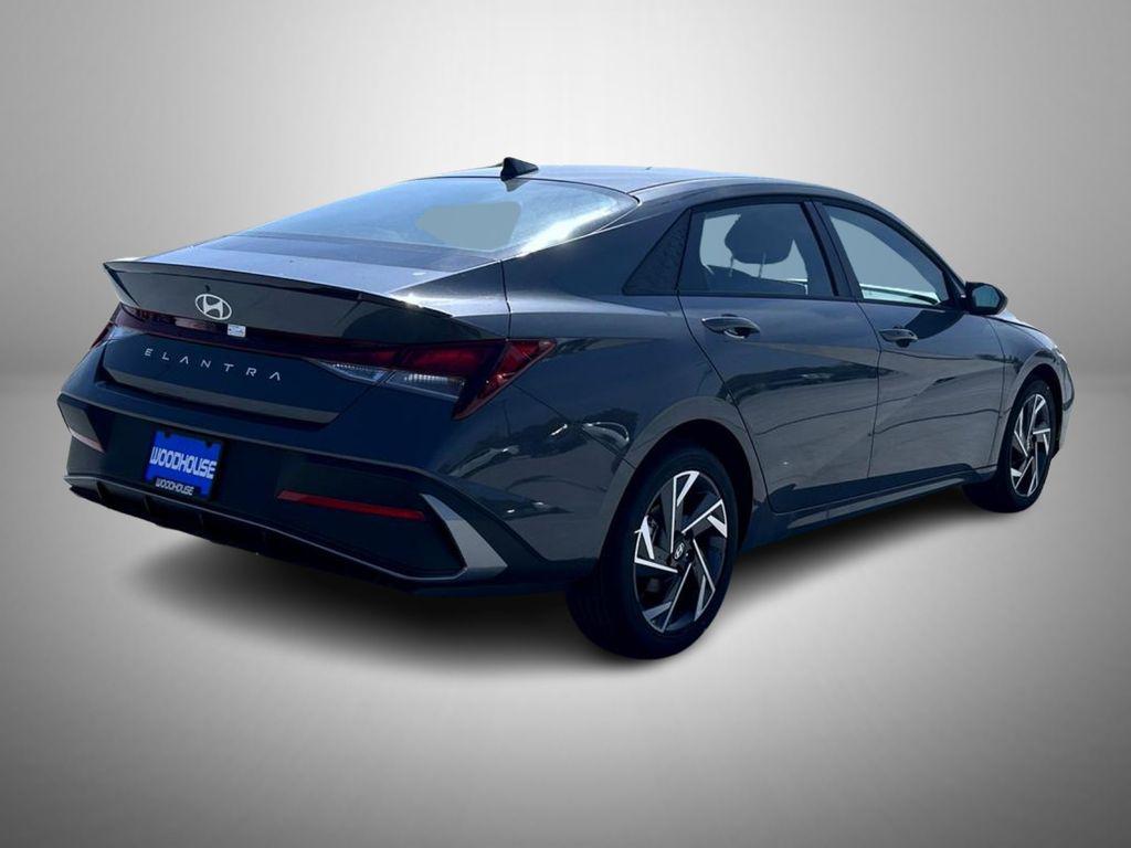 2025 Hyundai Elantra SEL Sport photo 5