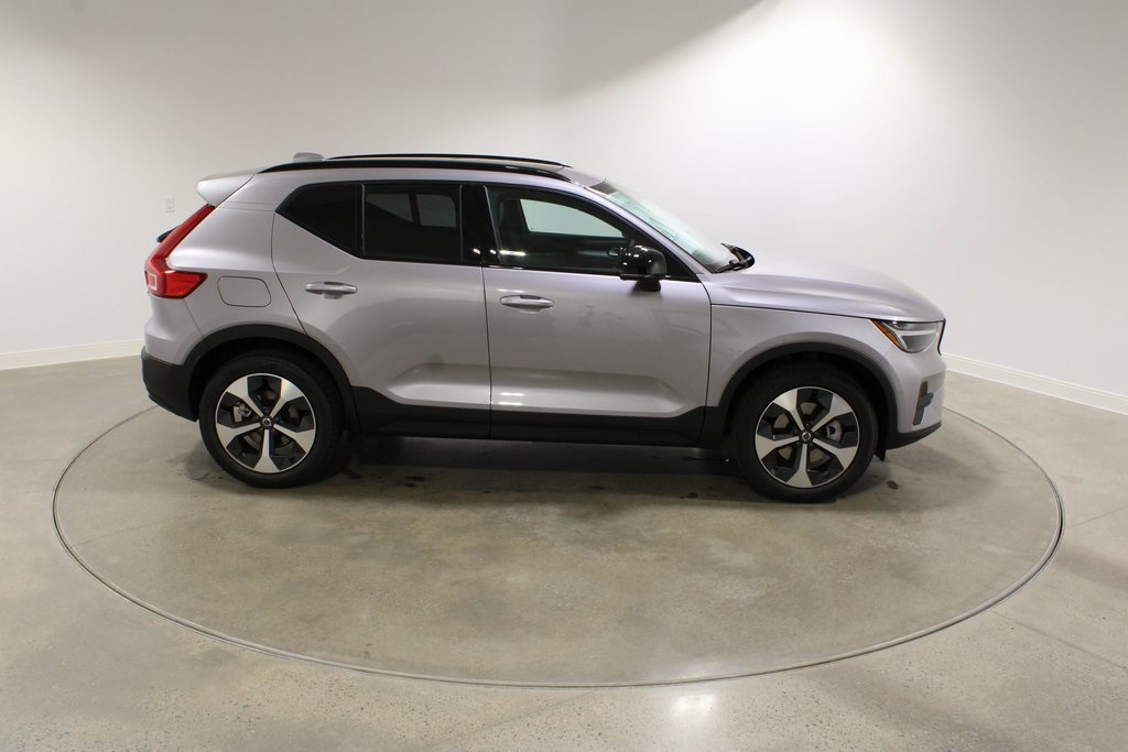 2026 Volvo XC40 Core photo 7