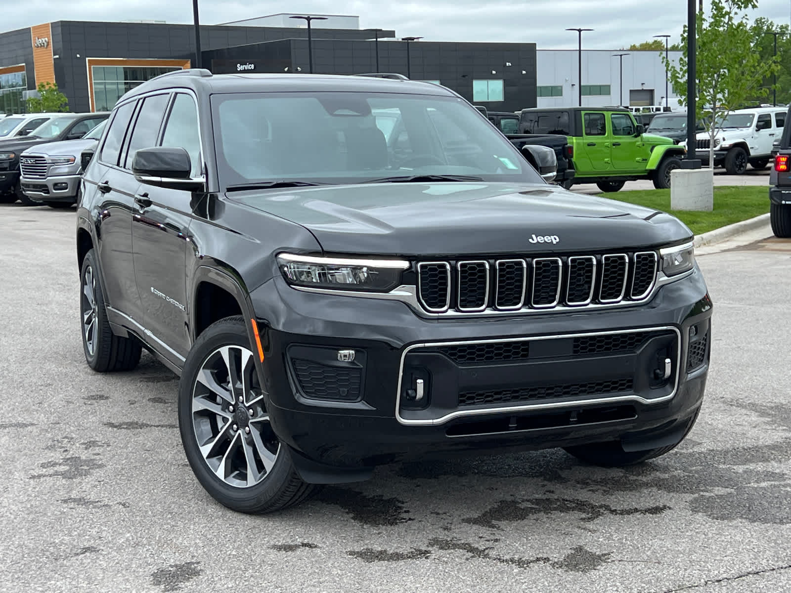 2025 Jeep Grand Cherokee Overland photo 2