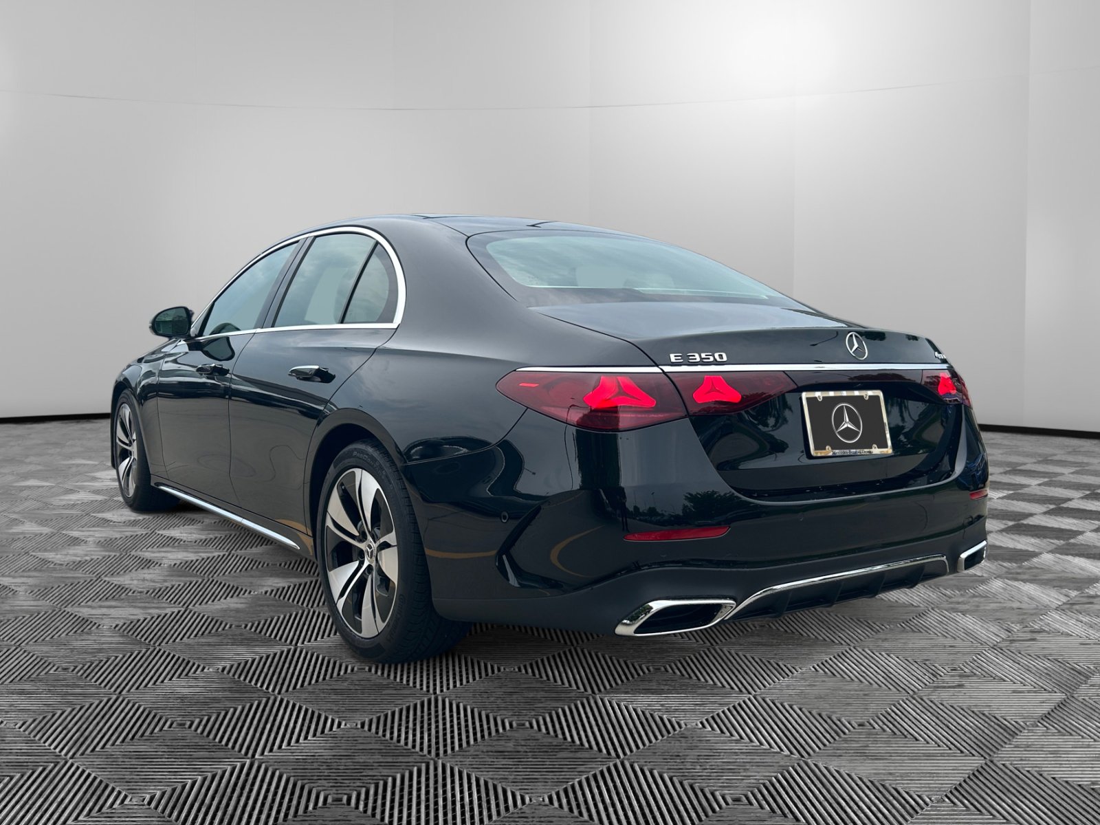 2025 Mercedes Benz E 350 4MATIC photo 3