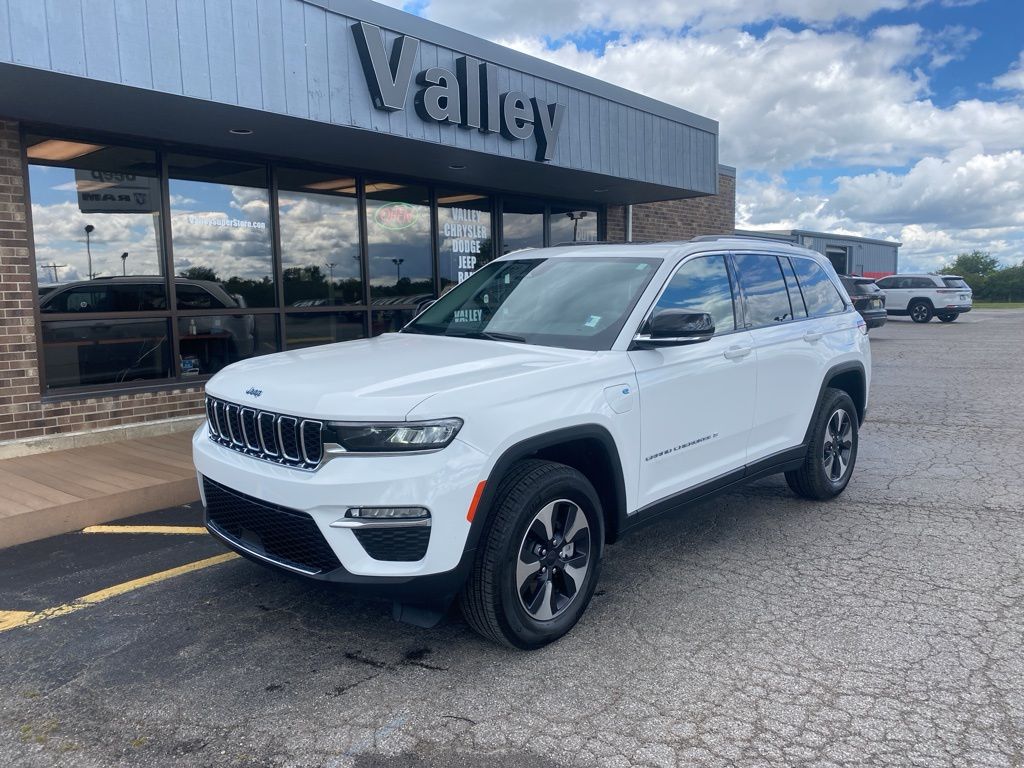2023 Jeep Cherokee Base photo 2