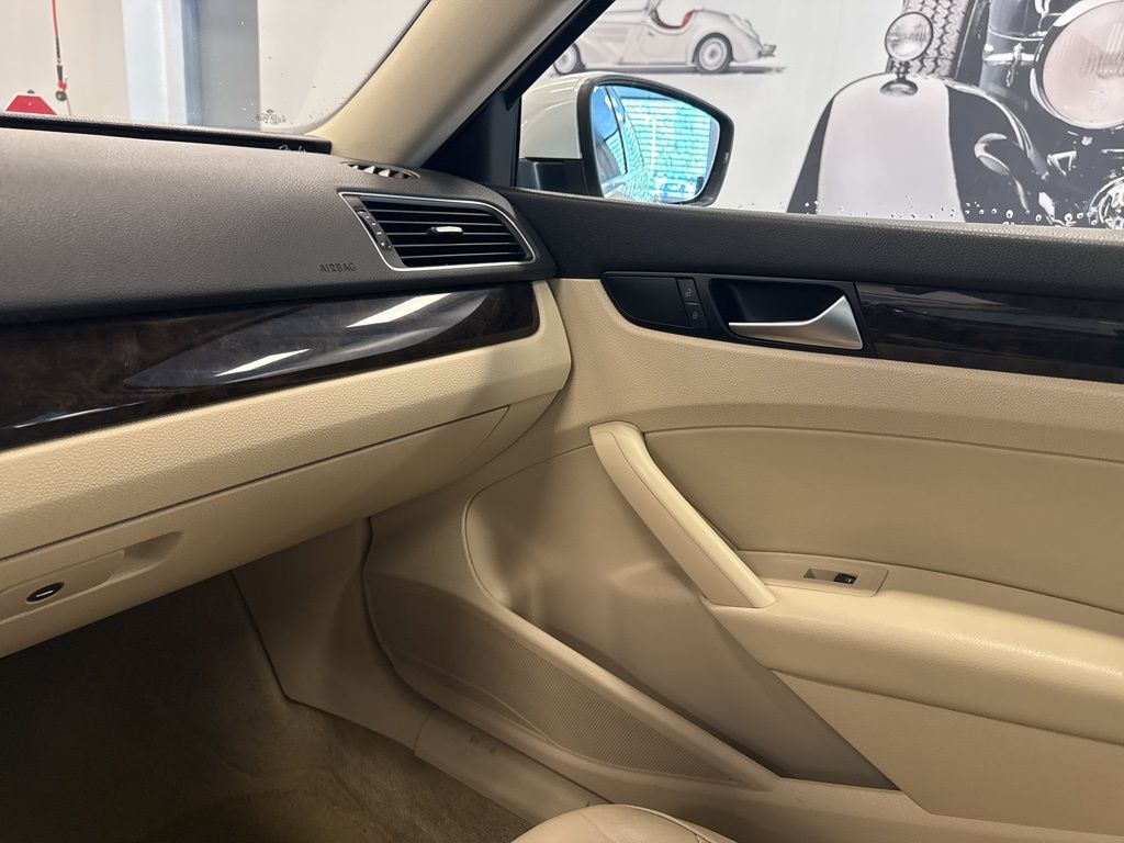 2014 Volkswagen Passat V6 SEL Premium photo 24
